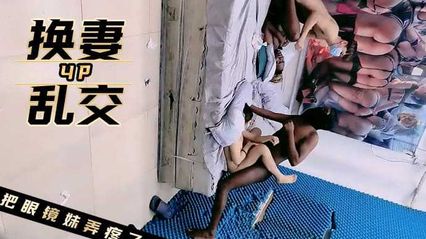 换妻4P乱交 被老外粗暴的硬上弓，可爱眼镜妹被黑人黑鸡巴粗暴抽插玩弄疼哭了！ 封面
