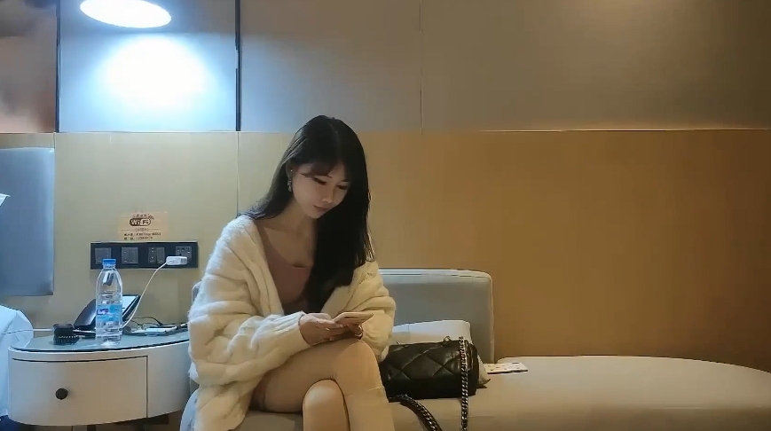 极品探花 小哥哥上场约啪高颜值性感妹子，沙发上调情后马上暴力抽插开操 妹子被草到呻吟不止 封面