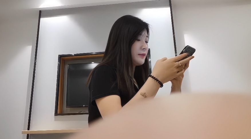 老表探花 健谈的性感巨乳美女，闲聊下就床上开办正事，后入插入骚逼爆草！ 封面