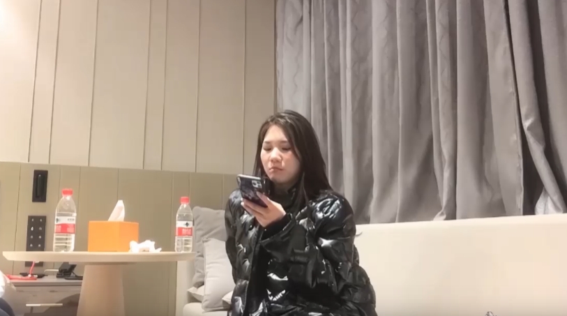 小宝探花 约啪黑色外套性感大奶妹子，沙发上舌吻摸乳抠逼调情后从到床上大力插入小穴爆操 封面