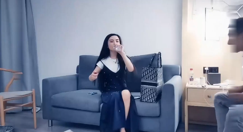 九总探花 长裙大长腿少妇，苗条身材穿上性感情趣黑丝装，口交后抱着用大鸡巴猛烈抽插到她呻吟娇喘 封面