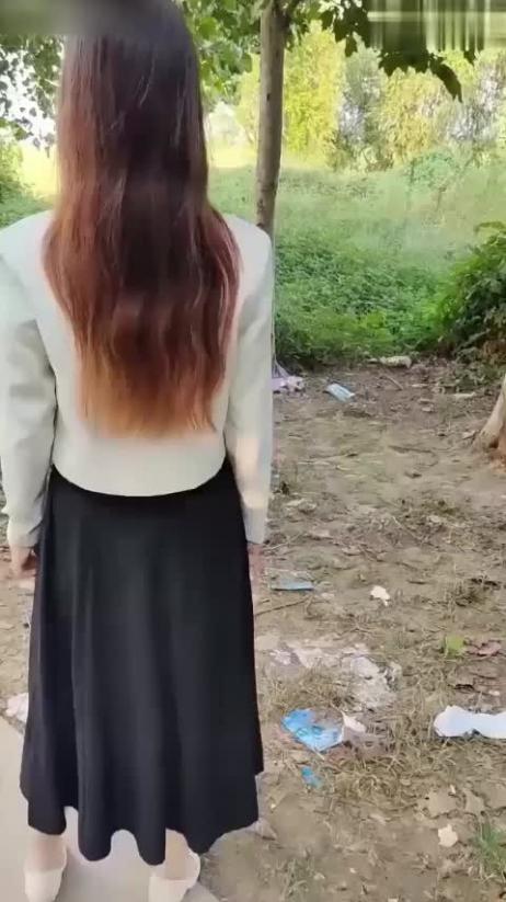 真实乱伦 弟弟与巨乳嫂子的乱伦新作，彼此在野外树林偷情出轨 在车上被抠逼 肉棒抽插到淫水狂喷不止 封面