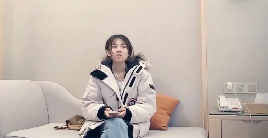 极品探花 约啪靓丽美女模特萌妹，沙发上抠逼调情 帮我口交口硬 压在身下直接猛烈抽插 换着各种姿势爆操冲刺 封面