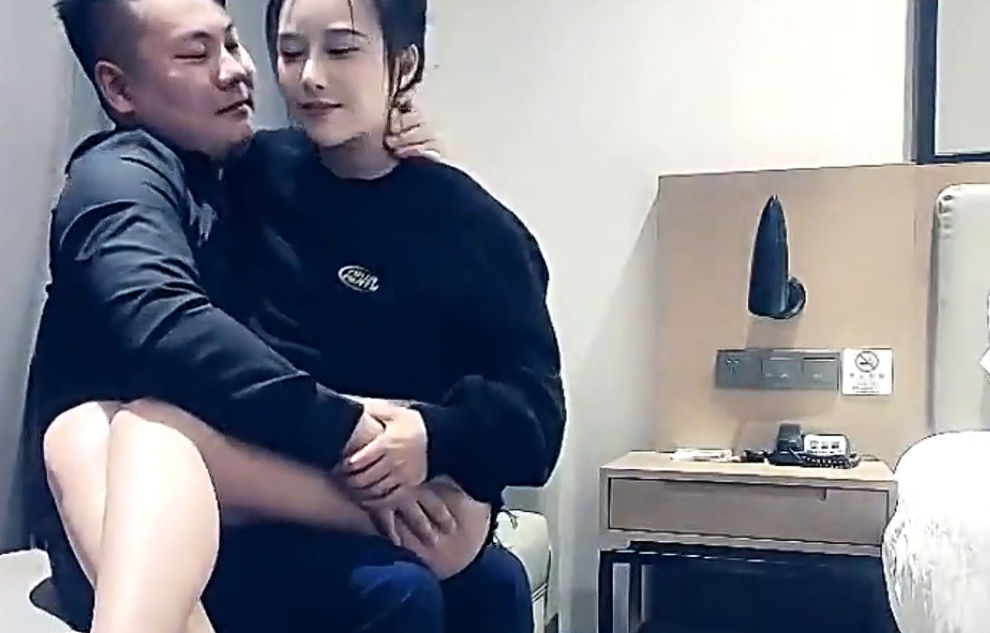 赵总探花 约啪极品明星脸小范冰冰 吸舔巨乳调情 蹲下口交吃鸡 多姿势轮流插入 侧入后入抽插前后狂操 高潮呻吟叫喊 封面
