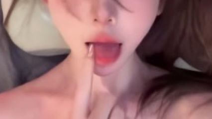 清纯反差婊嫩妹 莹莹宝 自慰私拍视频流出 前凸后翘摇臀晃乳 手指挑逗插入嫩穴 娇喘呻吟的骚货姿态 封面