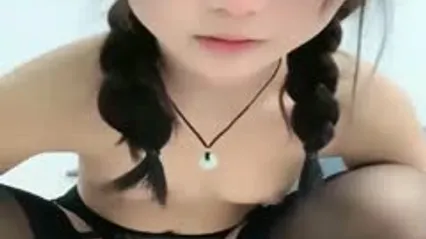 01年嫩妹清纯甜美麻花小辫子吊带黑丝给男友足交这屁股很是完美 封面