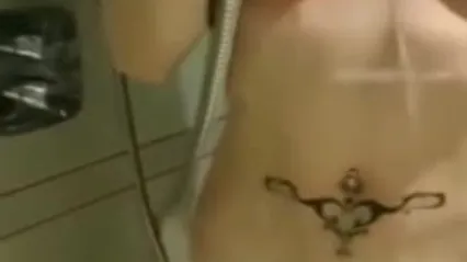网曝泄密杭州美女宋雯被男友全裸调教舔脚 掐脖3p轮流爆肉！全程露脸母狗属性拉满 封面