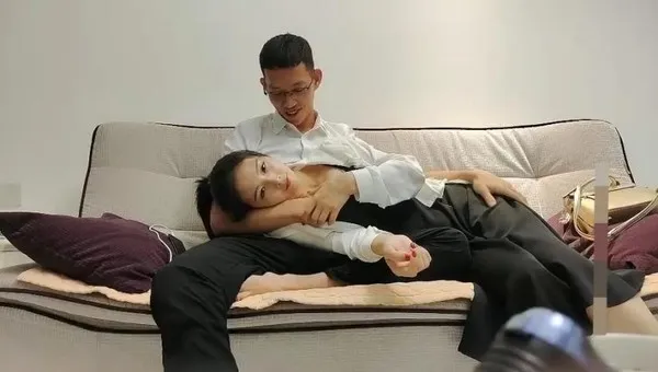 清纯妹子在大屌下声淫不断 封面