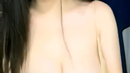 G罩杯巨乳尤物！一对豪乳又大又软！站在窗边掏出揉捏，从下往上视角晃动，跳蛋震动多毛骚逼 封面