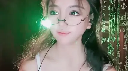 眼镜网红舞蹈美御姐！黑丝包臀裙脱衣舞！美臀镜头前摇摆，搔首弄姿，张开双腿，给你看肥穴 封面