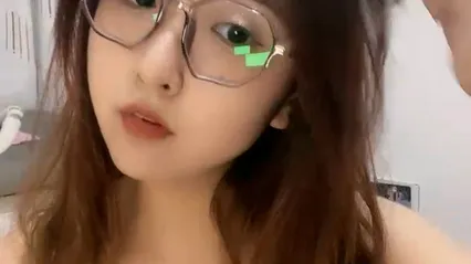 眼镜大奶小骚货！丰满身材大肥臀！开档肉丝翘屁股求操，掰穴假屌抽插，娇喘呻吟骚话不断 封面
