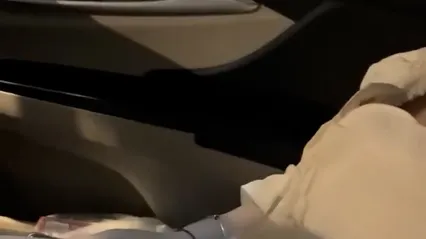 大晚上驾车接上加班的少妇！野外路边草丛操逼！脱下裤子打灯光掰穴，特写视角后入，无套内射 封面