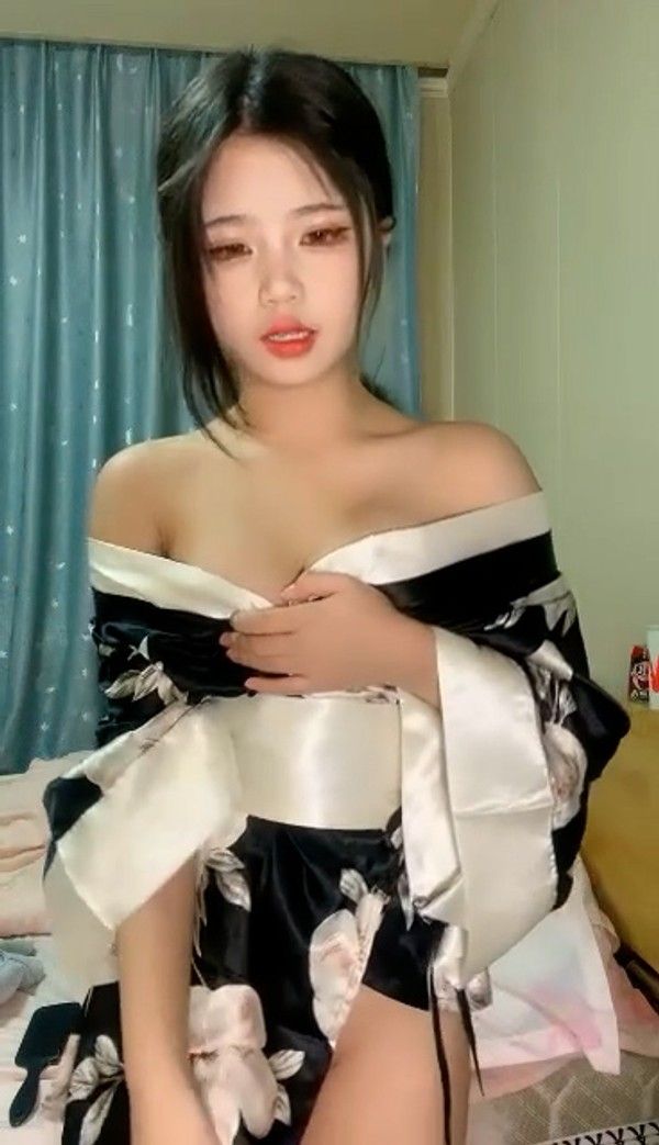 甜美少女炮友操逼！娇小身材粉嫩小穴！黑丝袜张开双腿，从下往上视角，后入慢慢操，低低呻吟娇喘 封面