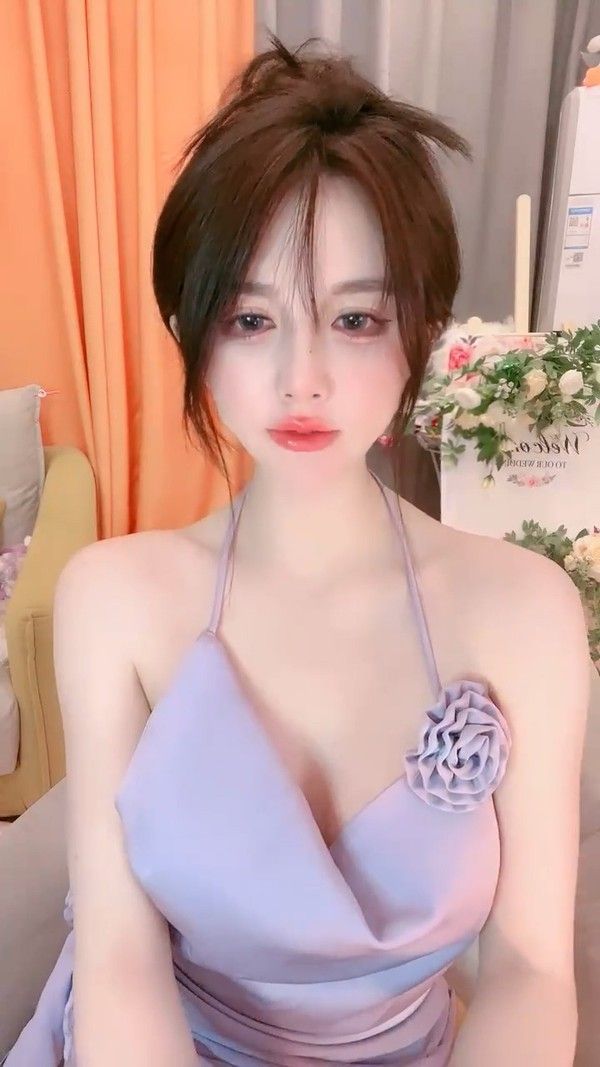 极品尤物网红女神！性感吊带裙热舞！慢慢脱下衣服，表情超级诱惑，干净美穴，镜头前自摸 封面