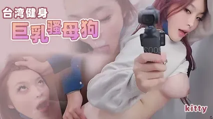 台湾健身网红巨乳基蒂来大陆旅游和金主在高铁卫生间直接干起来 跪姿深喉吃鸡 掏出大屌直挺插入骚逼狂操 尺度炸裂太刺激 封面