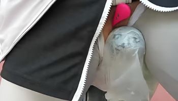 骑车夹跳蛋，喷的腿上全是水 封面