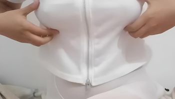 Onlyfans极品福利姬 KittyxKum 献出露脸新作 女仆装自慰潮喷分泌你的荷尔蒙！ 封面