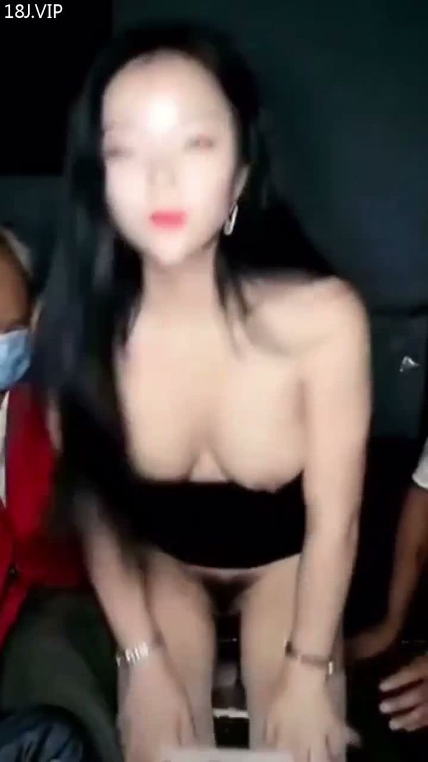 网红直播勾引两个大爷