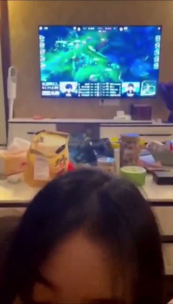 边看赛边口爱