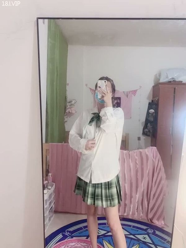 JK嫩妹镜子前自慰
