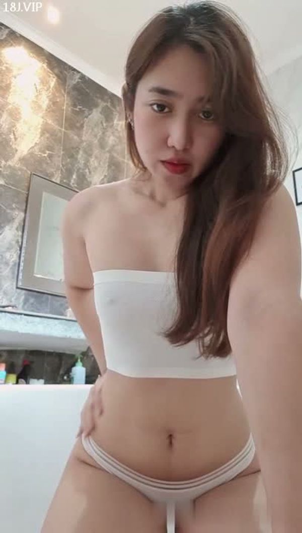 浴缸湿身诱惑