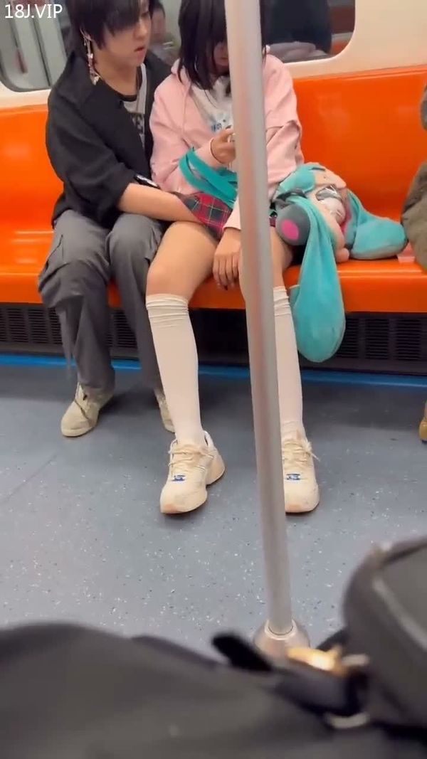 地铁上小情侣大胆抠逼