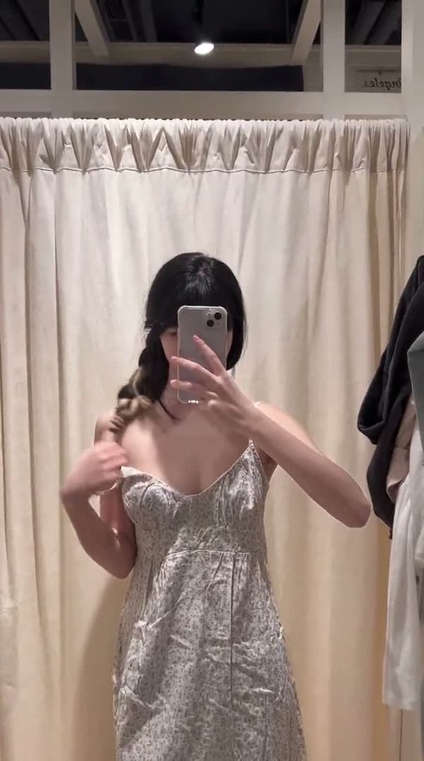 不穿胸罩的美女