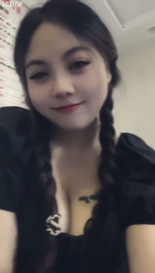 圆脸大眼豪乳妹子