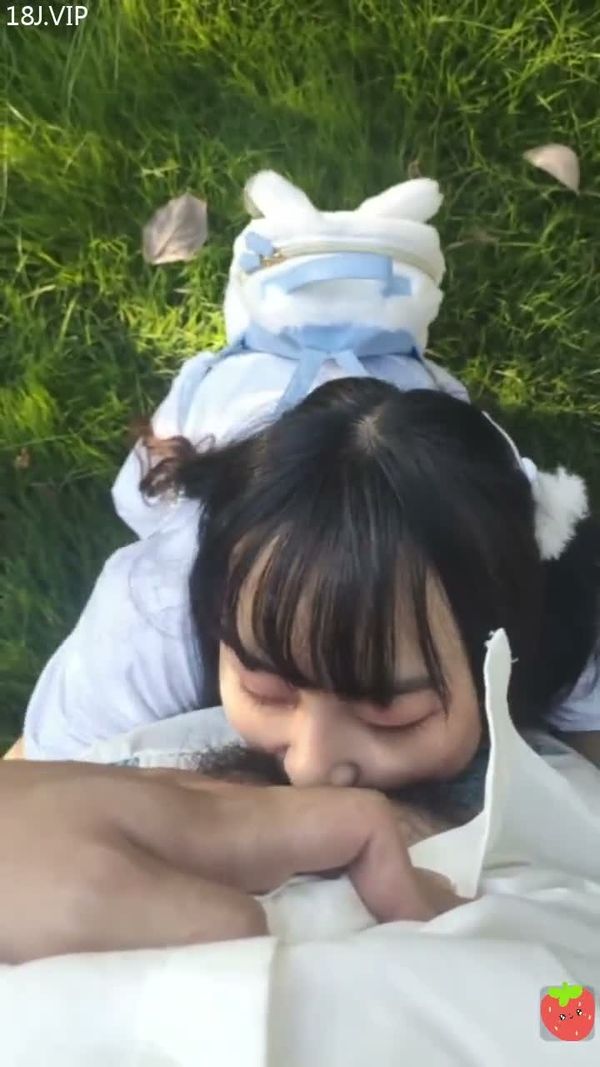 在户外让母狗给我口交