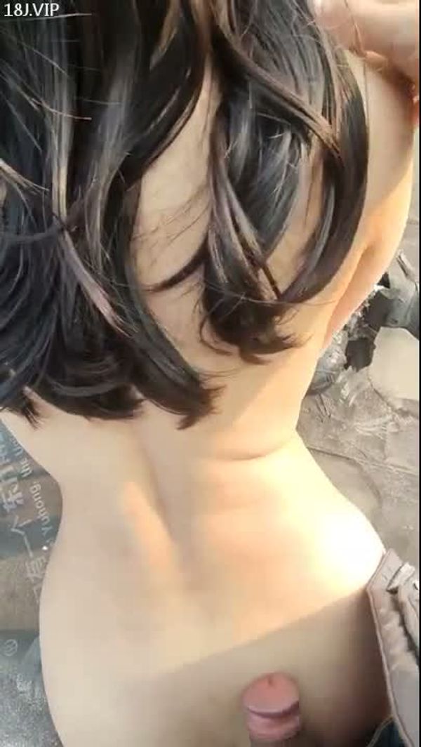 漂亮的母狗外出