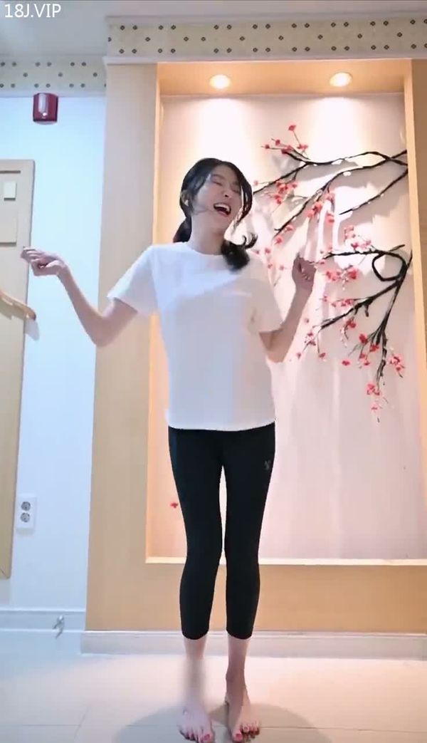 裸女配樱花