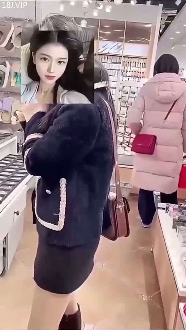 试衣间偷情险被发现