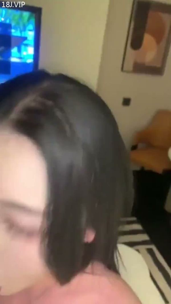 在我身下舔鸡巴