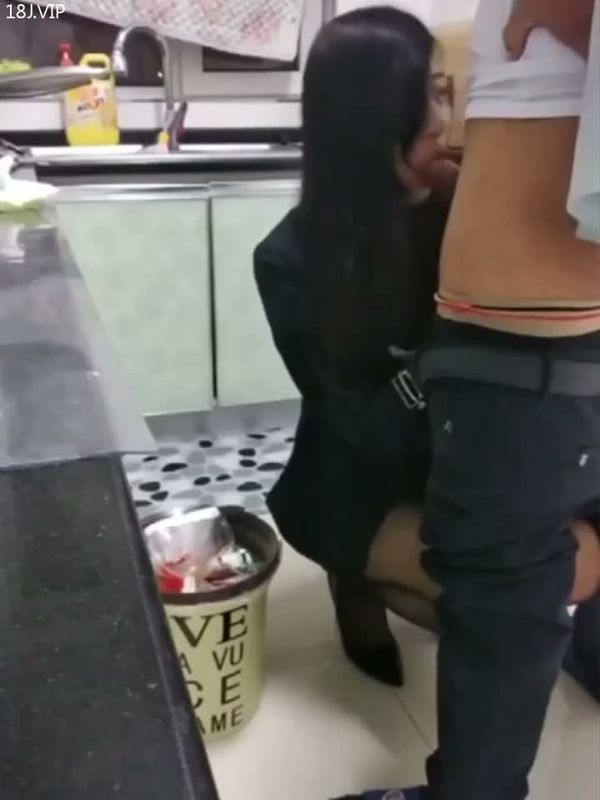 小姨子的丝袜太诱人了