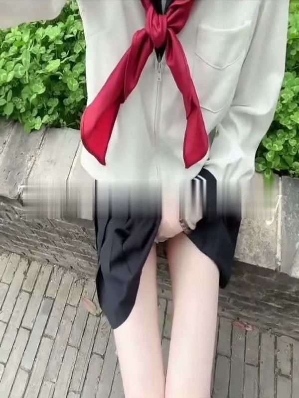 无毛骚逼户外露出尿尿