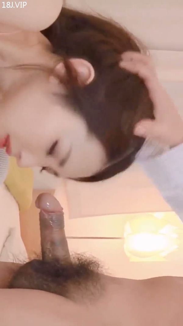 瑜伽小姐姐沙发跪舔