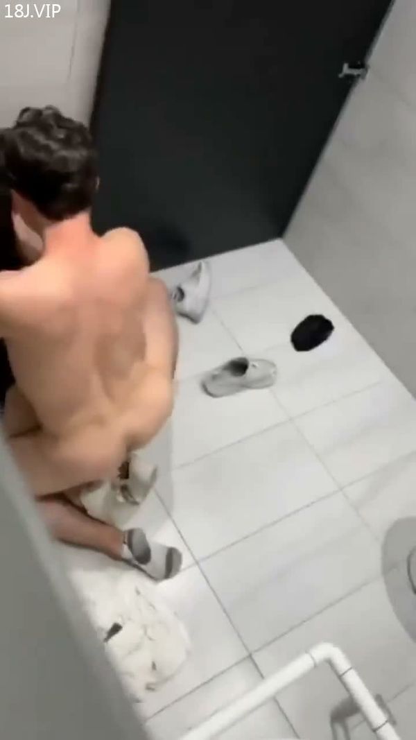 小情侣在酒吧厕所操逼