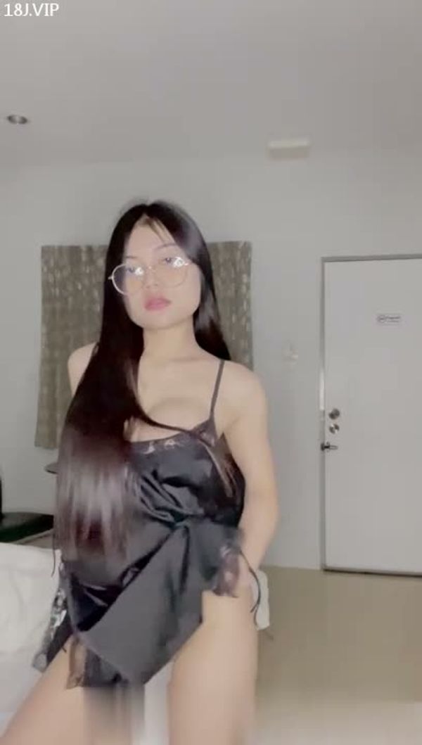性感睡衣扭臀诱惑