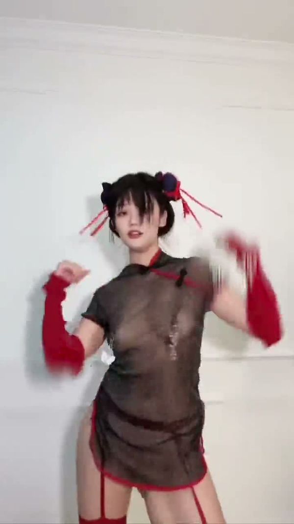 美胸巨臀的骚舞美少女