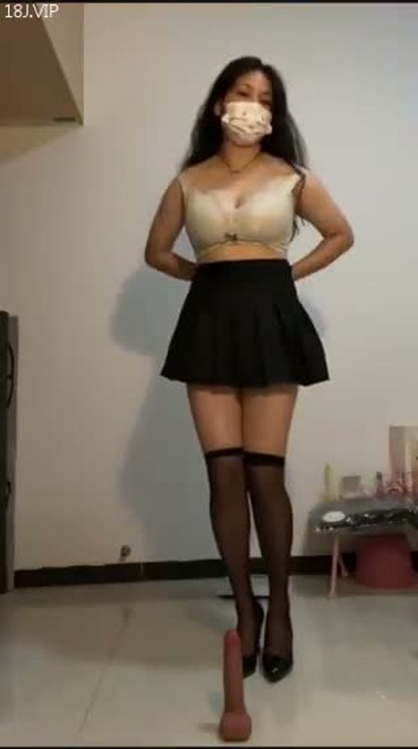 美女自卫跳艳舞