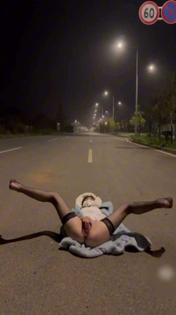 深夜街头自慰