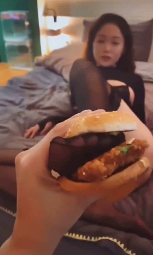 巨乳淫妻恋足狂魔