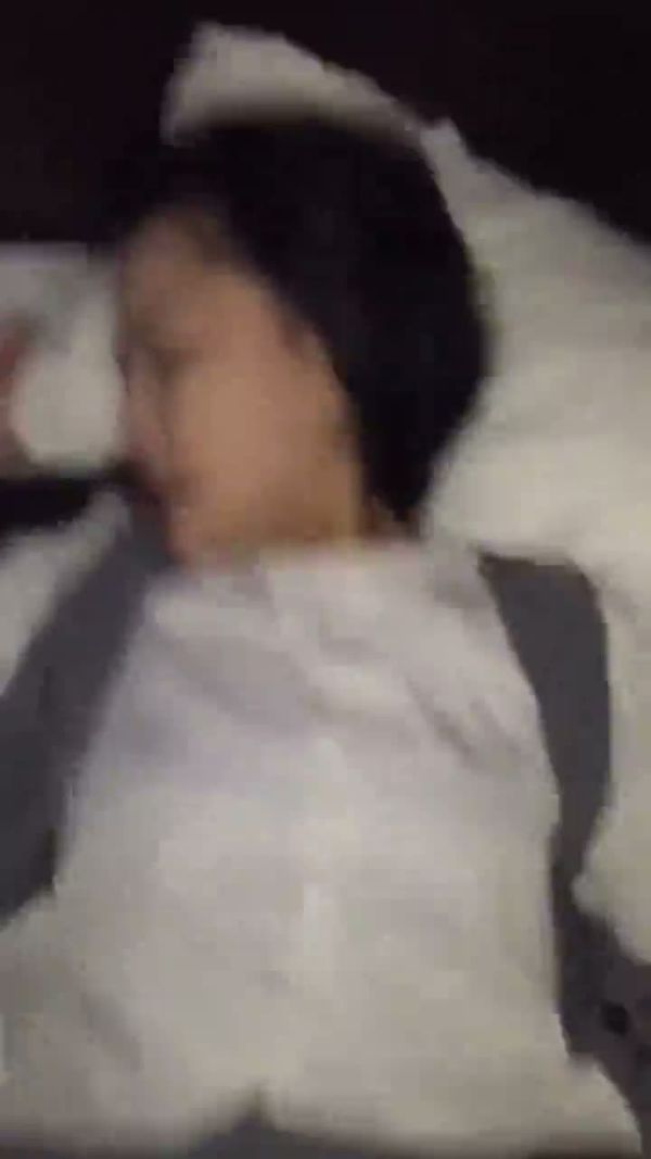 直接把精液射母狗嘴里