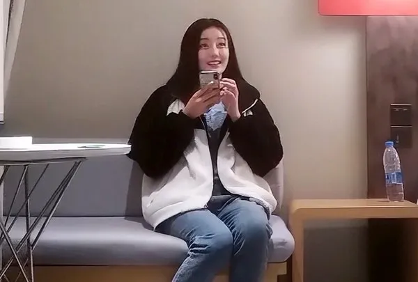 长像清纯的外围小美女，笑起来特别好看 封面