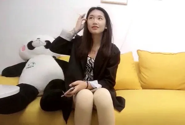 深夜场高价网约温婉气质漂亮小姐姐，兄弟3P沙发近景AV视角，暴力深喉观感超佳! 封面