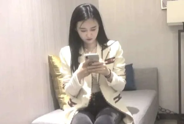 一屌极品寻花约了个颜值不错气质美女啪啪 封面
