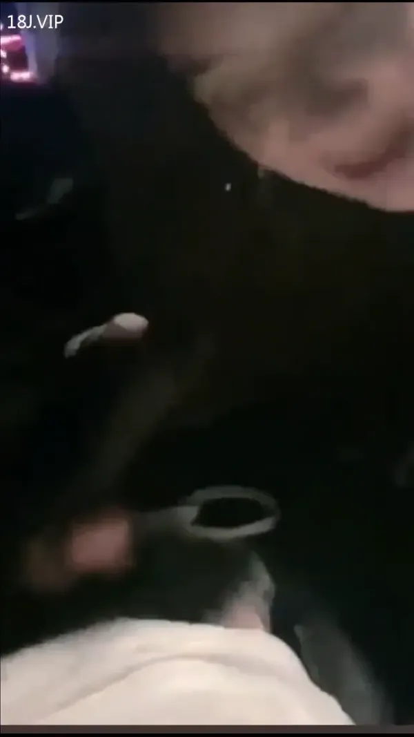 骚货在车上就开始吃鸡