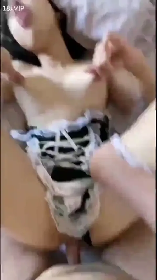 骚货捏着自己美乳操逼