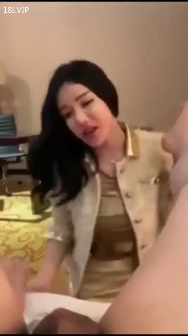 美女骚货舔脚舔鸡巴