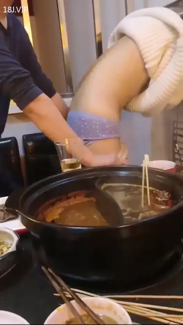 骚货吃着火锅就干起来